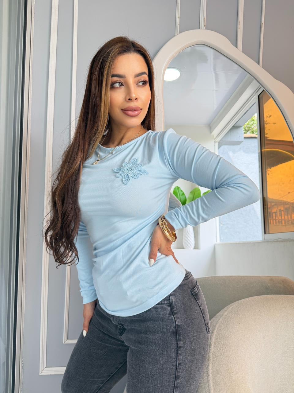 Blusa Manga Larga con Flor Tejida
