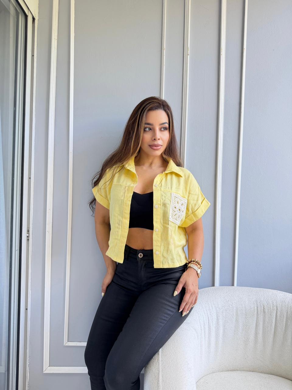 Camisa Cropped con Detalle Artesanal