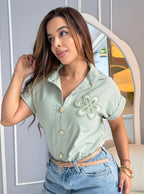 Camisa con Flor Tejida