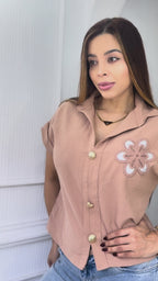 Camisa con Flor Tejida