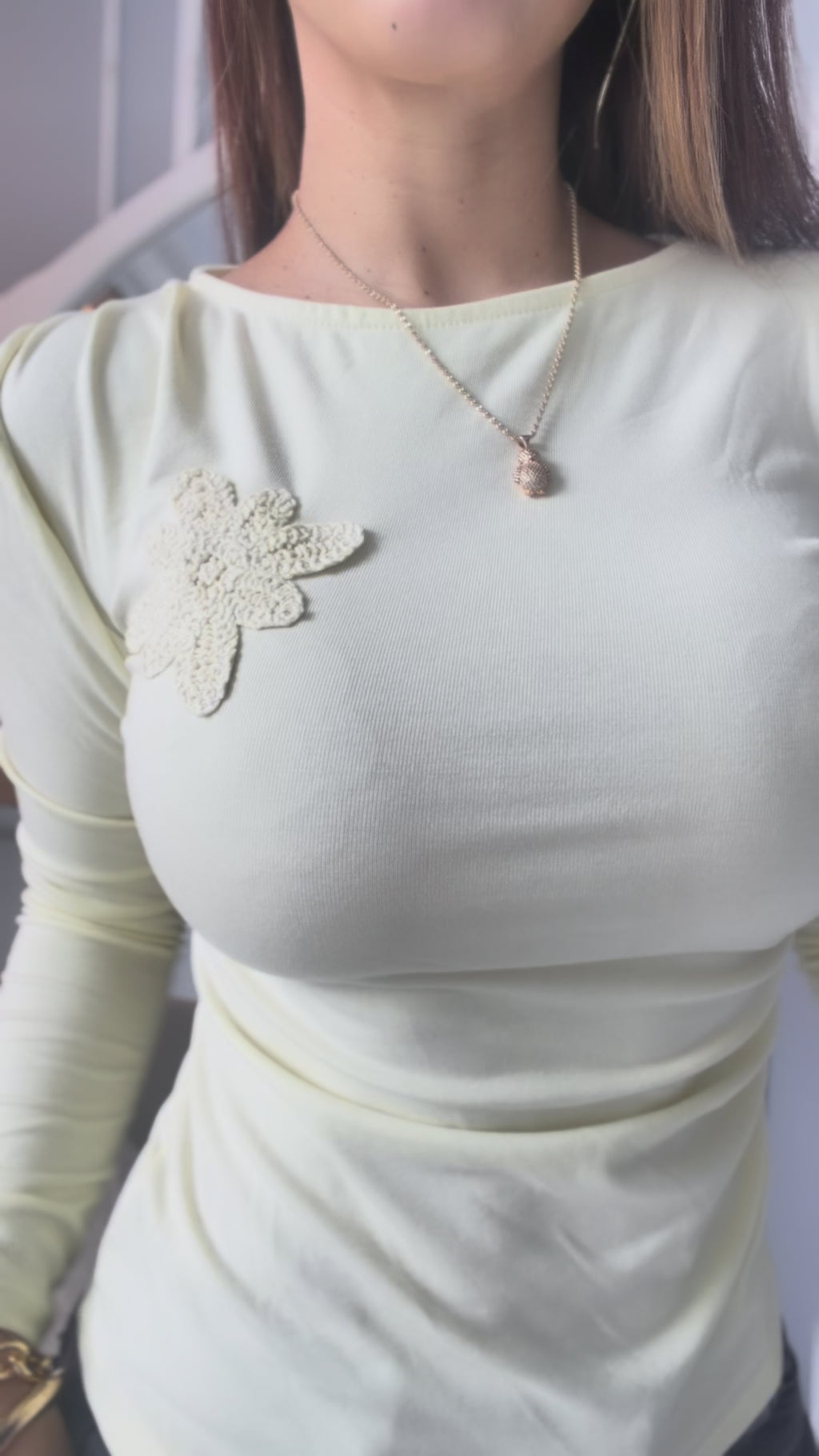 Blusa Manga Larga con Flor Tejida